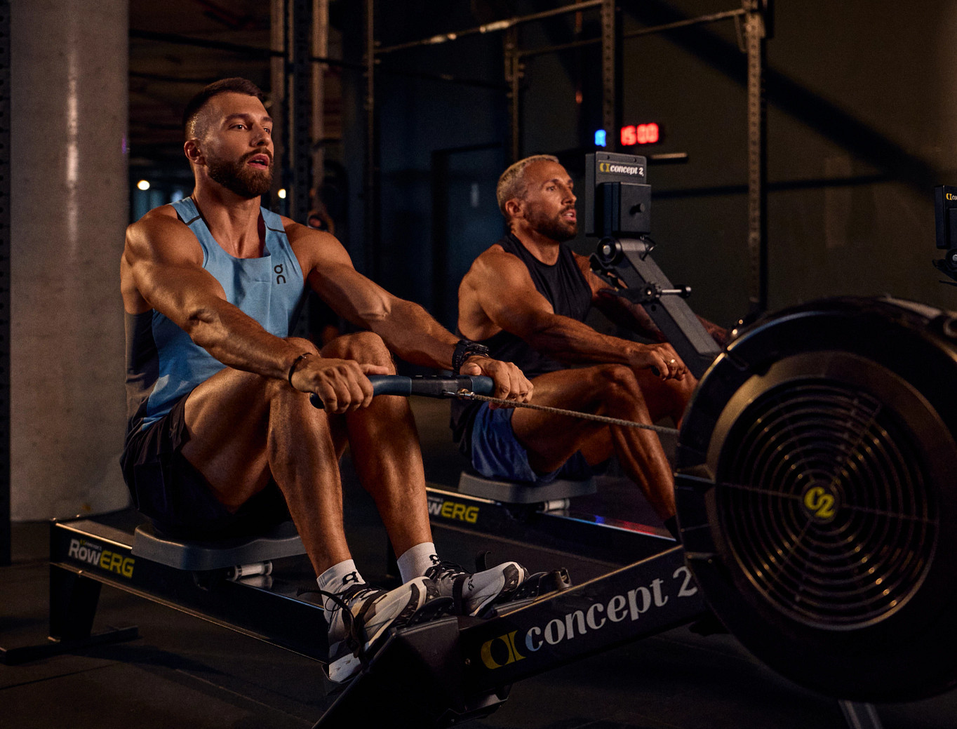 Fitness First zwei Männer trainieren am Rudergerät