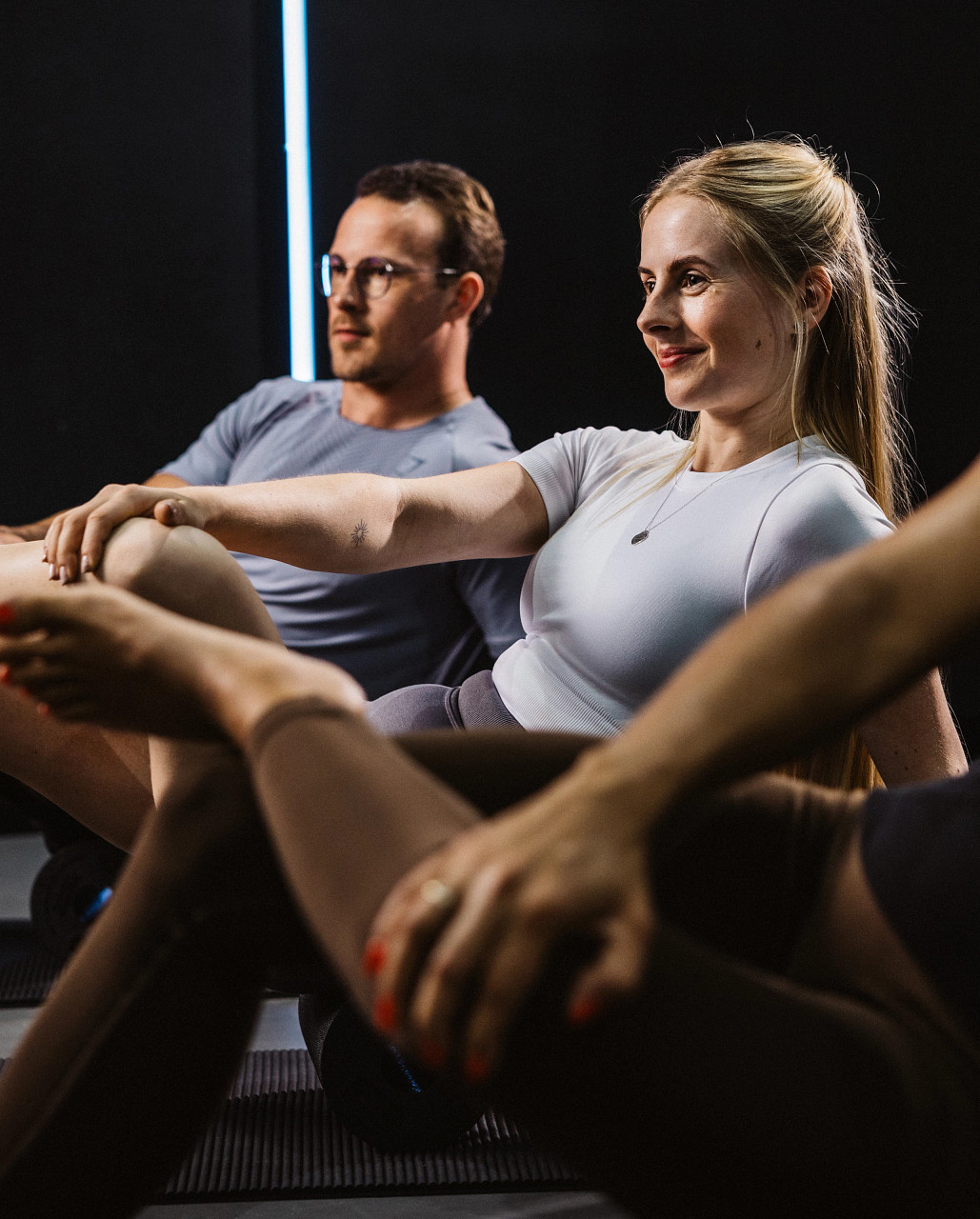 Frau-Mann-Stretching-Fitnesskurs