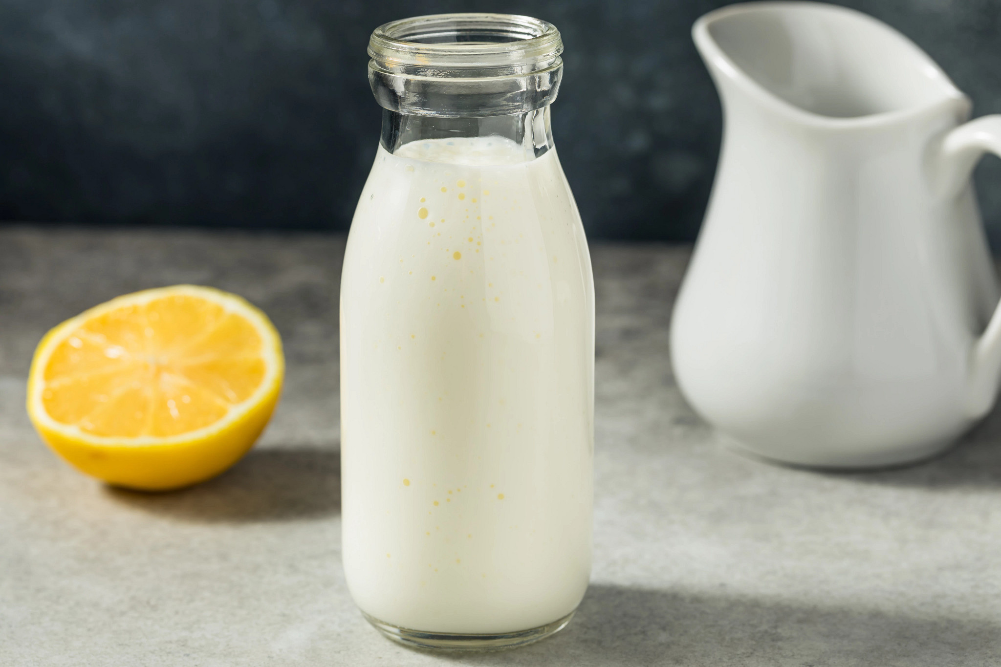 Buttermilch-Drink mit Zitrone & Rosmarin