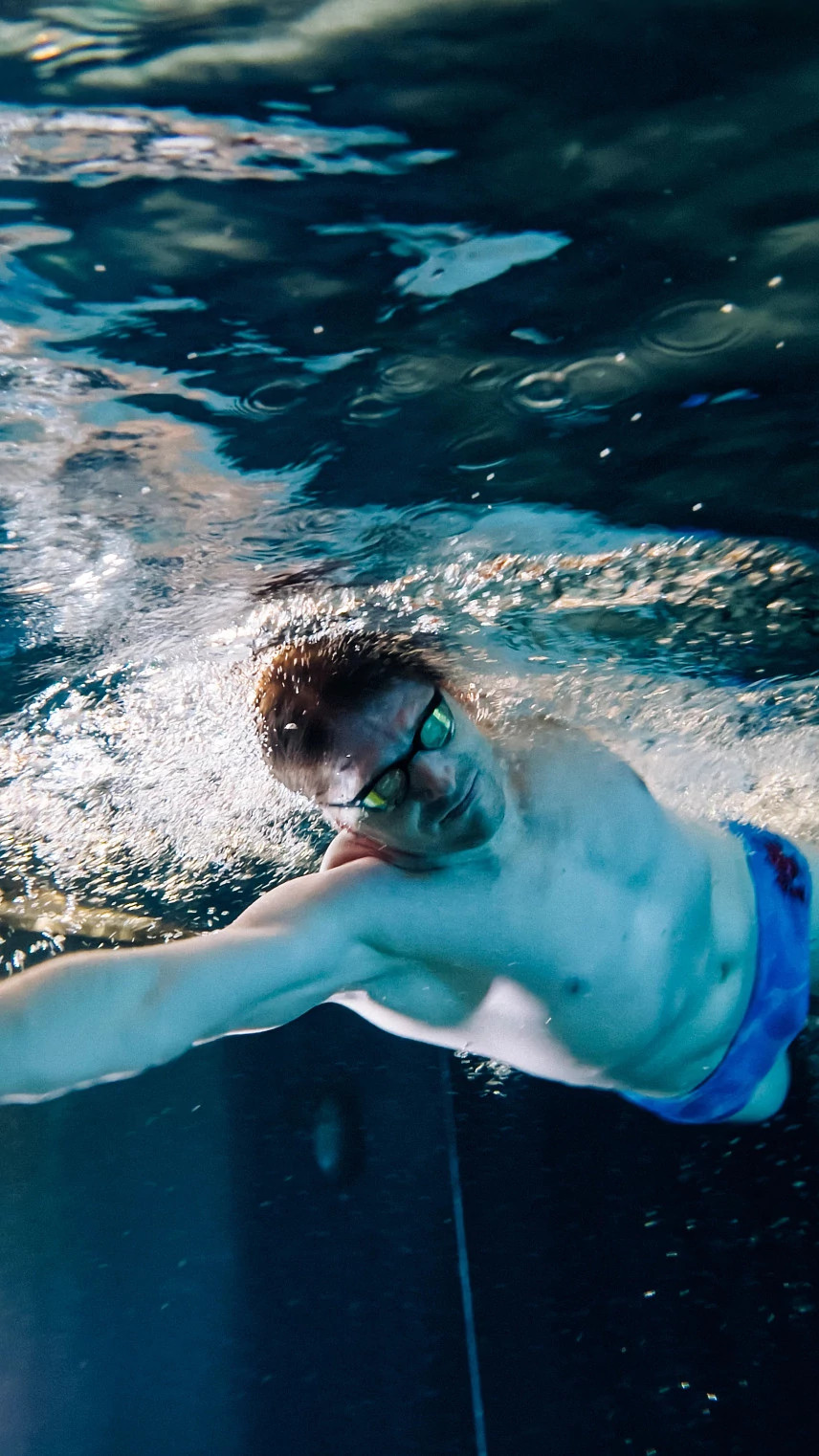 pool-mann-kraulend-unterwasser-mit-schwimmbrille-badehose