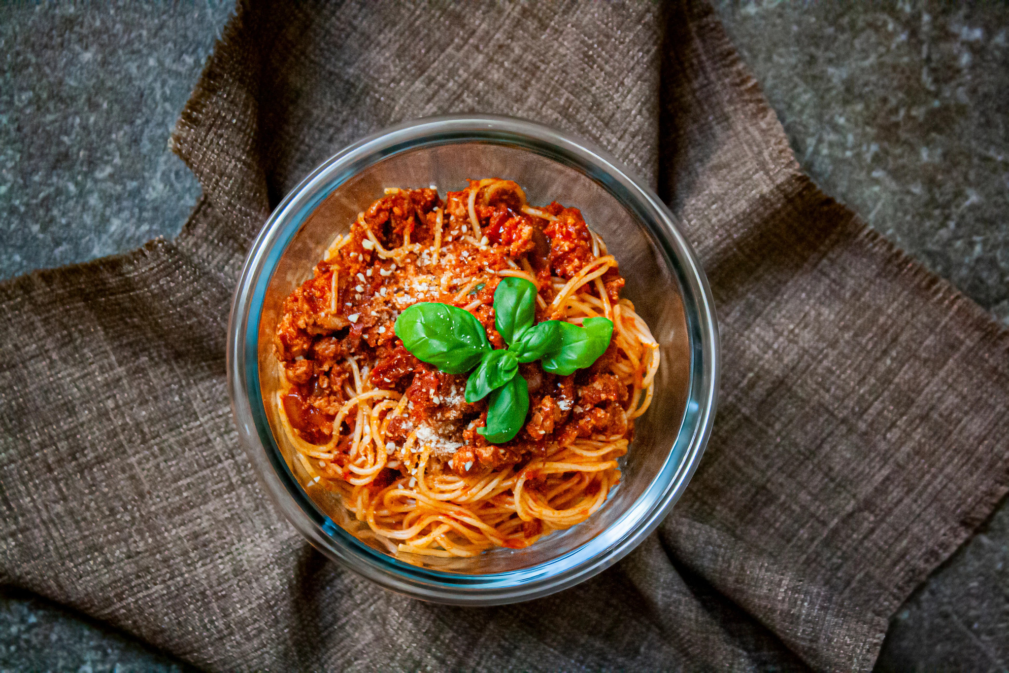 Tofu-Bolognese mit Vollkorn-Spaghetti