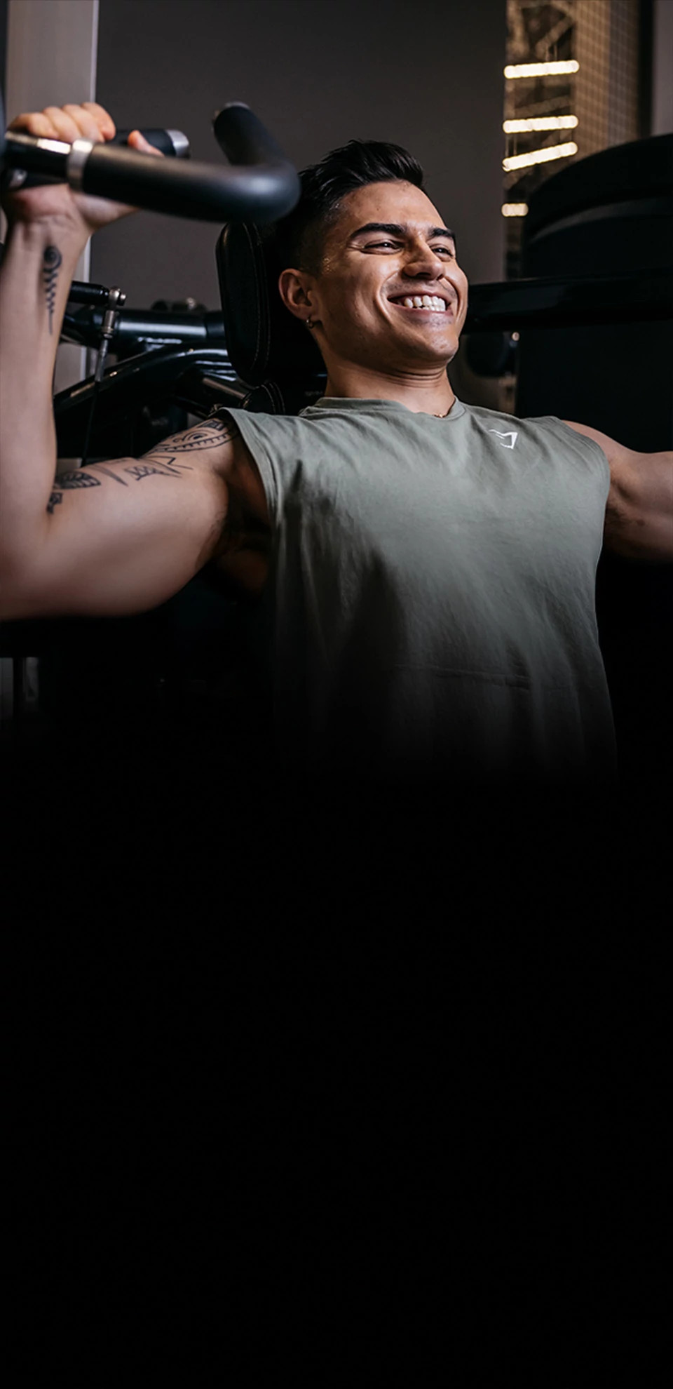 Fitness First Mann trainiert an Gerät