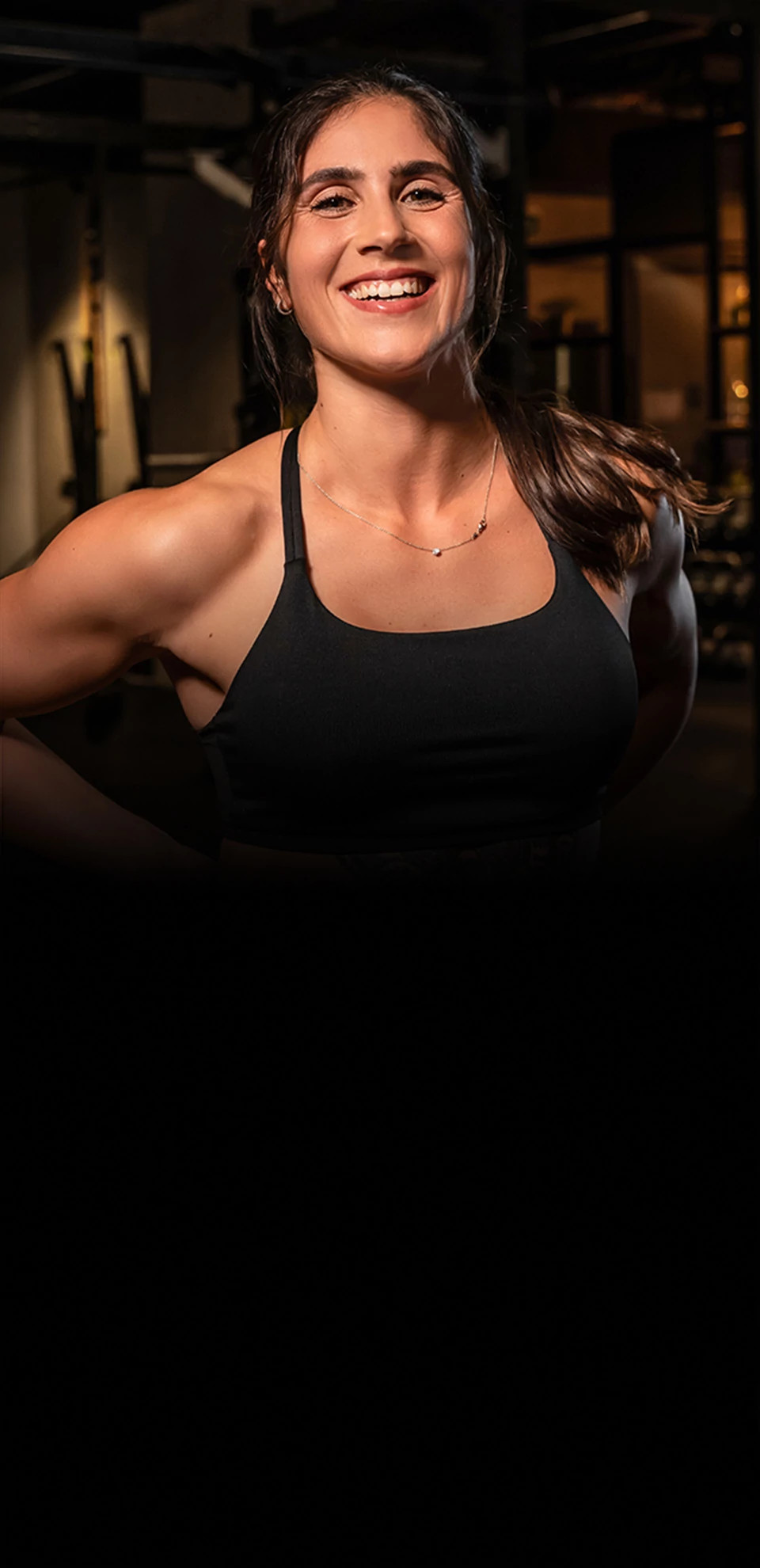 Frau lächelt im Fitness first Club 