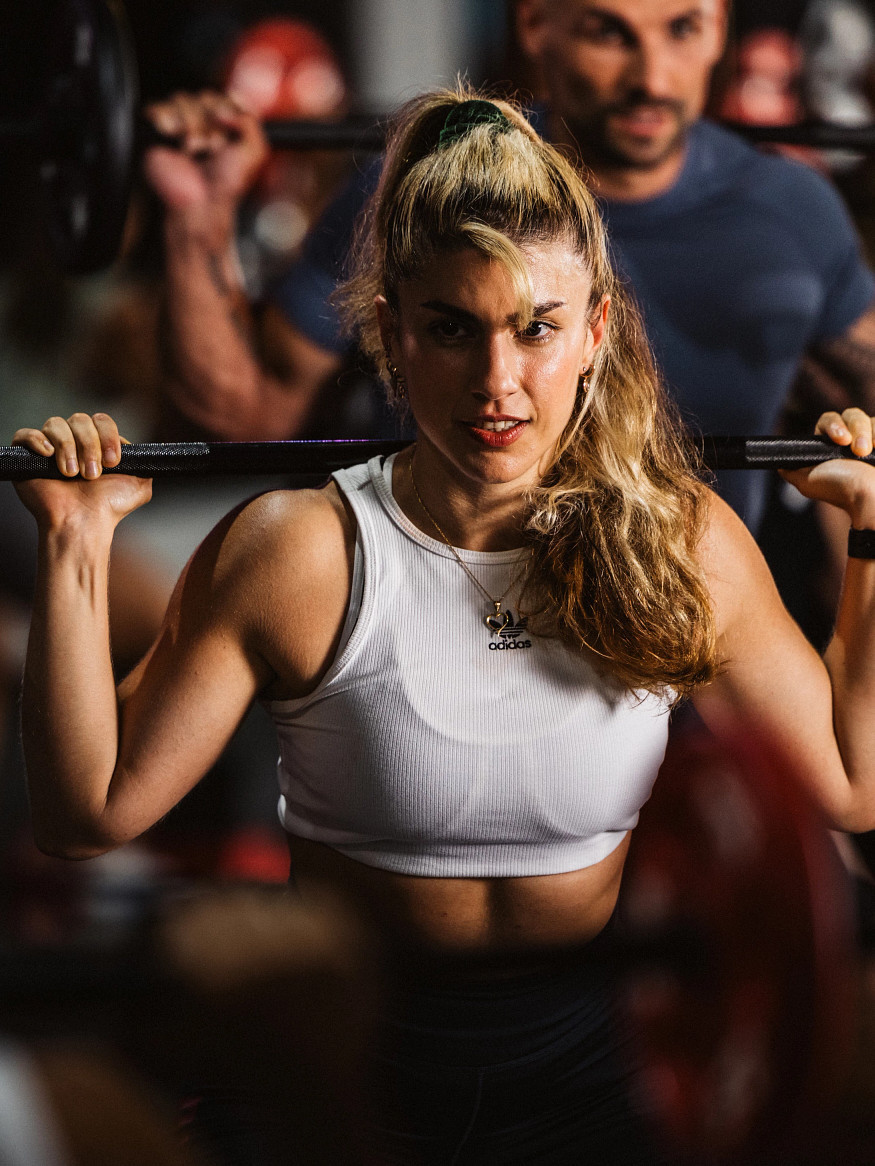 Frau-Langhantel-Squats-Hotiron-Cross-Kurs