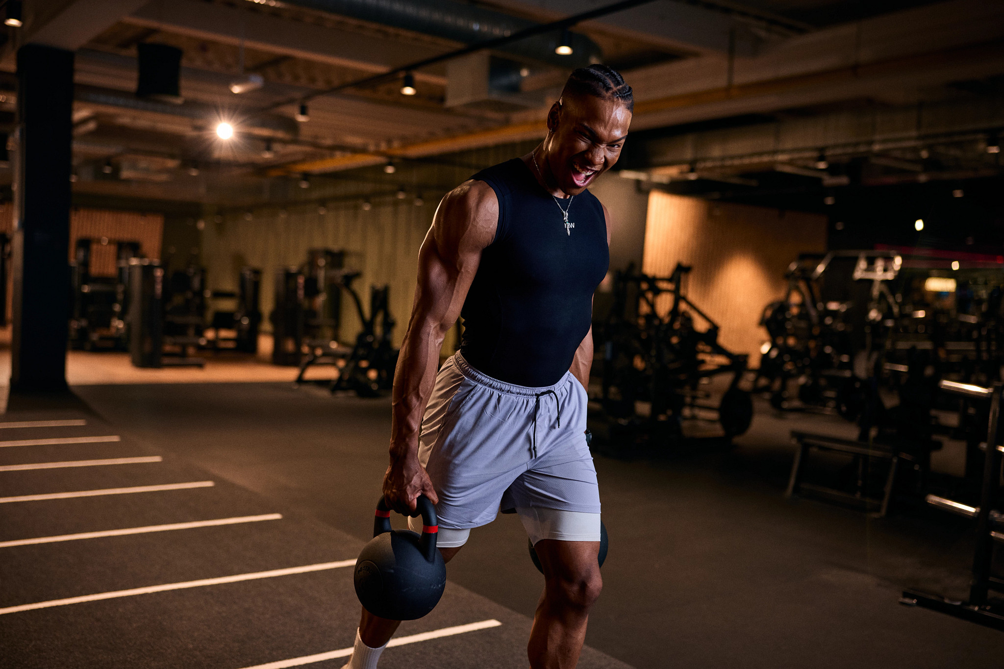 Mann trainiert auf der Fläche und hat Spaß