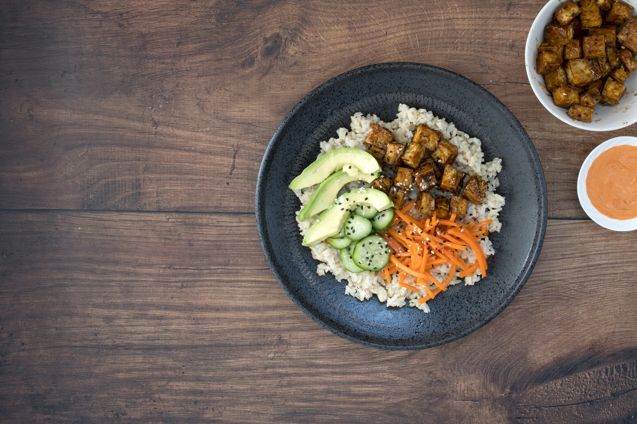 Reis-Bowl mit Gemüse & glasierten Tofu-Würfeln