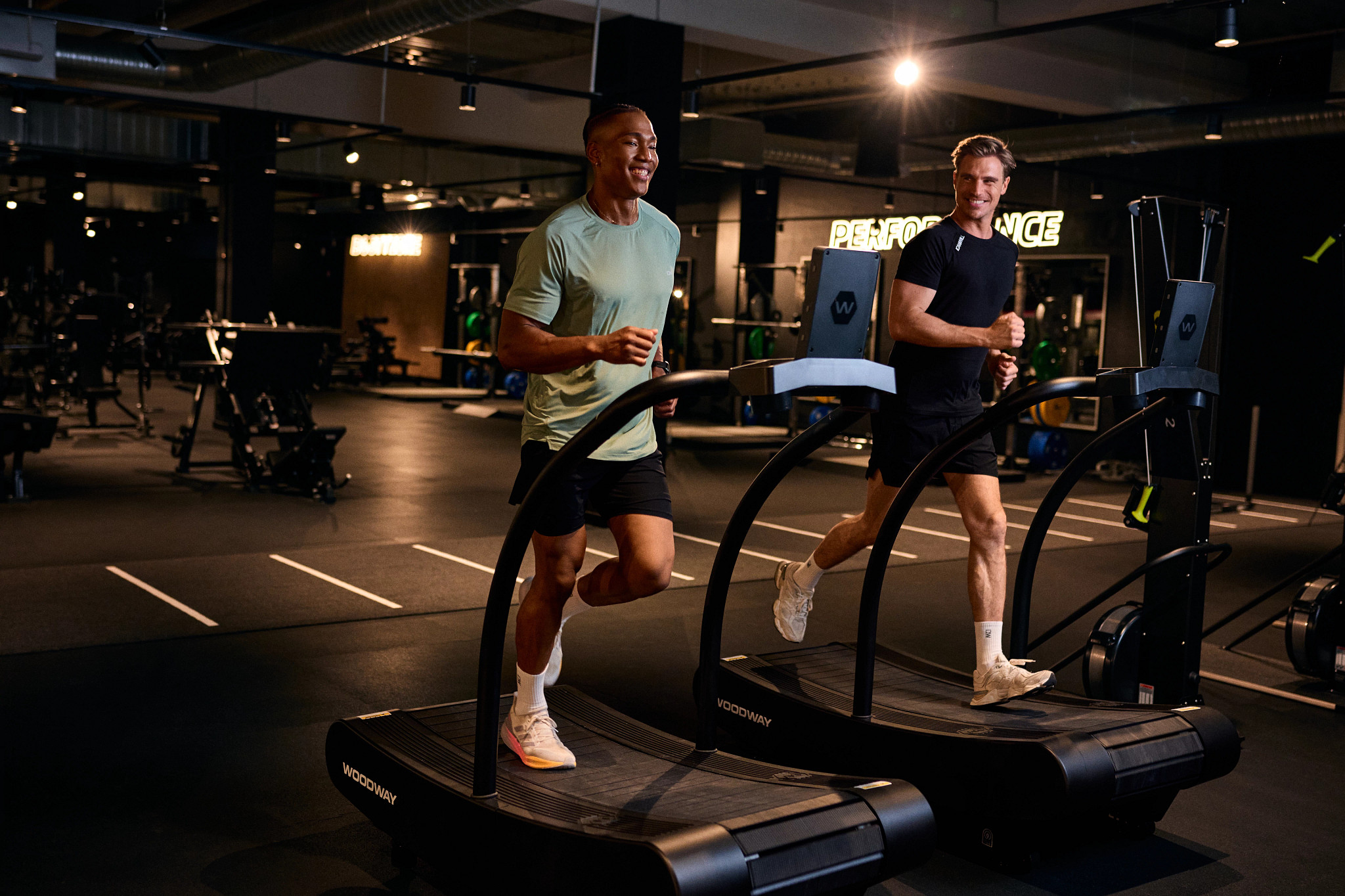 Fitness First zwei Männer auf Laufband beim Cardiotraining