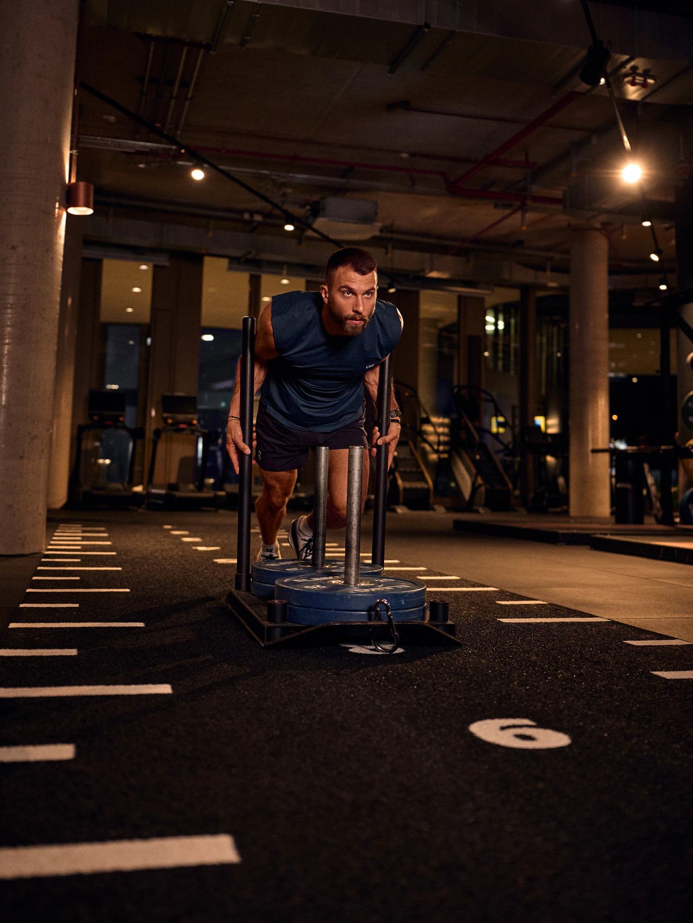 Hyrox Mann macht Sled Push