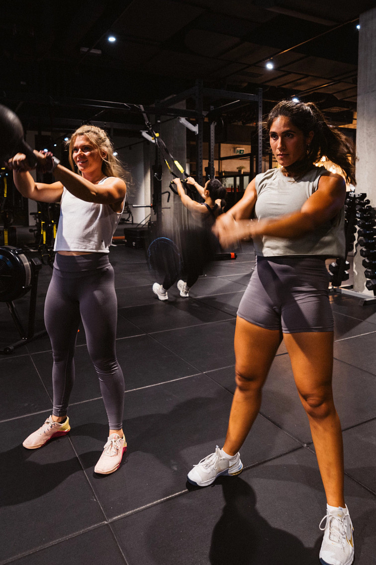 Frau-Muskeln-Training-Ropes