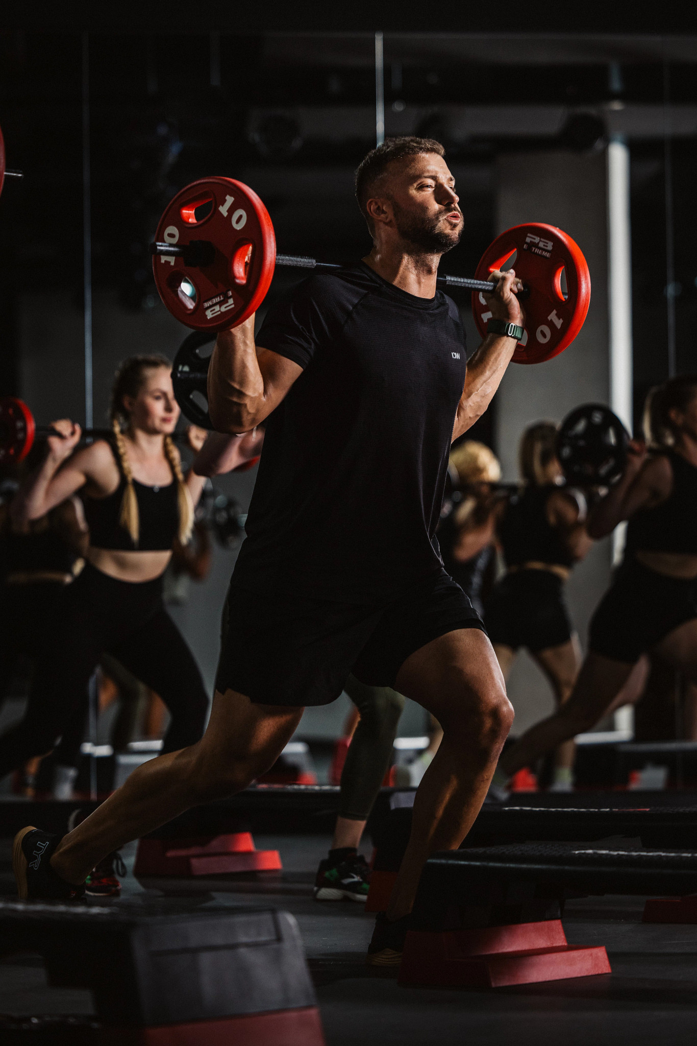 Mann-Langhantel-Lunge-Hotiron-Kurs