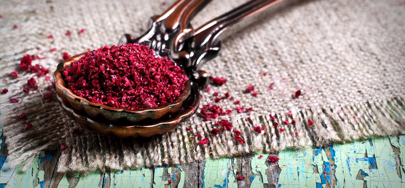 Was ist Sumach? Gesunde Effekte & Rezepte mit dem Gewürz