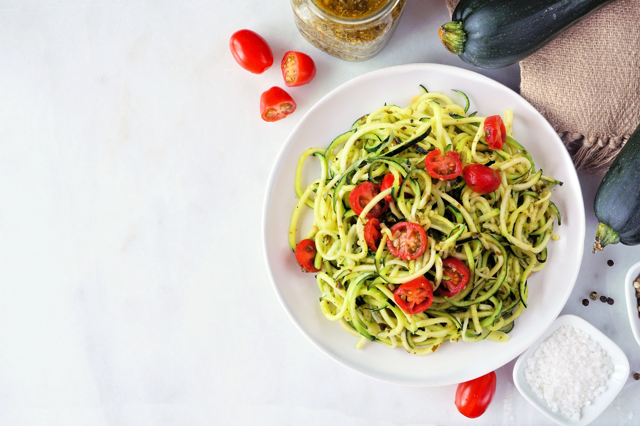 Zucchini-Spaghetti mit Basilikum-Pesto