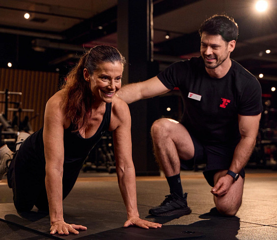 Frau Trainiert mit Fitness First Personaltrainer