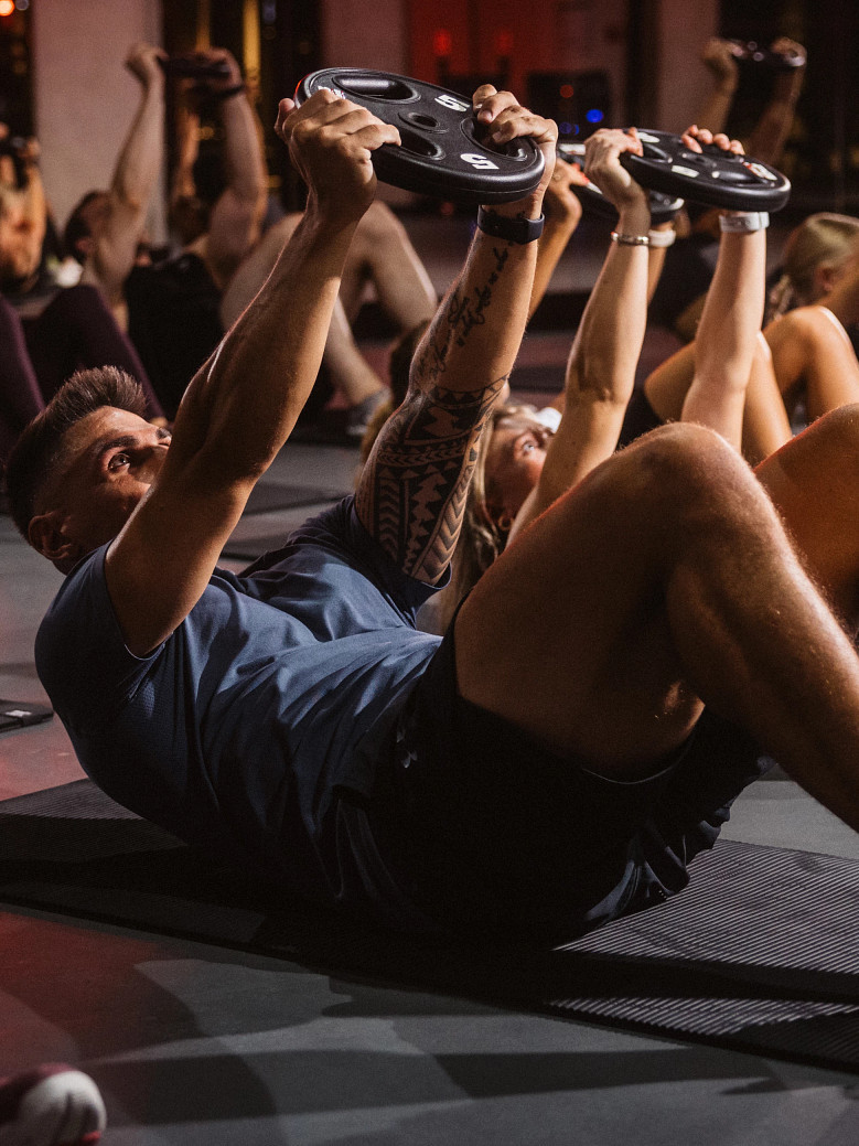 Mann-Gewichtsscheibe-Crunch-Core-Kurs