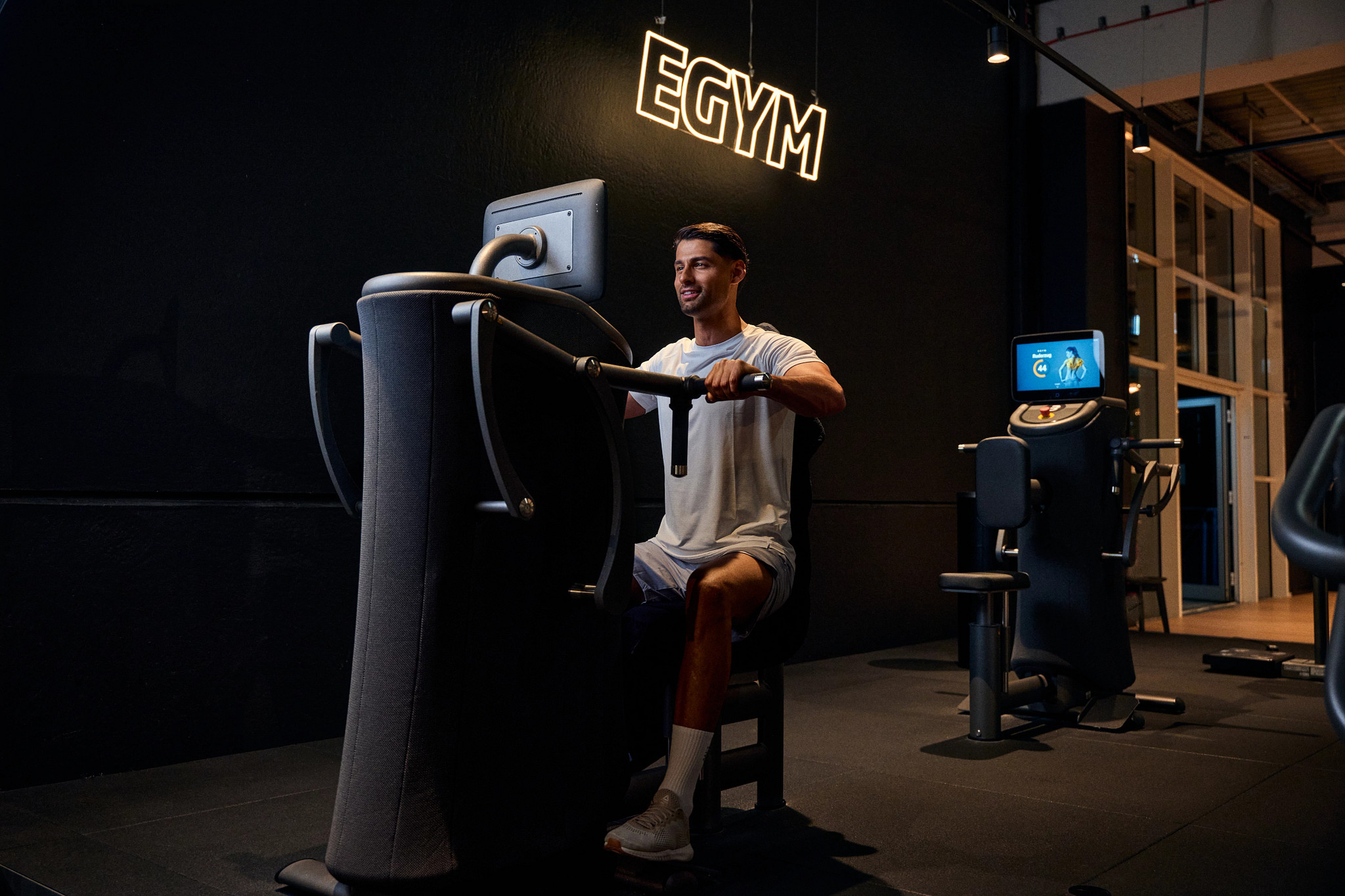 Fitness First Mann trainiert an EGYM Gerät