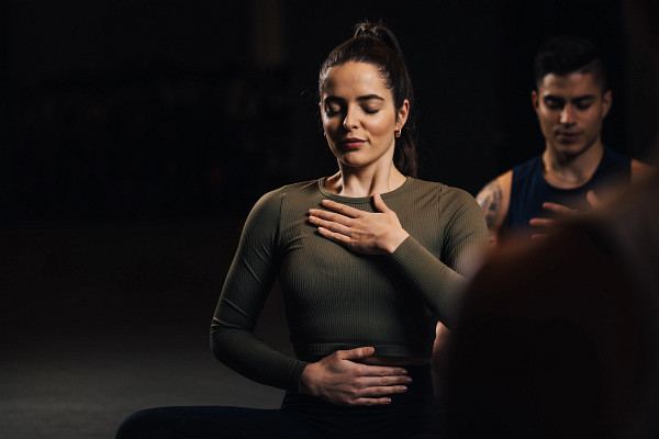 frau-mann-haende-body-mind-meditation