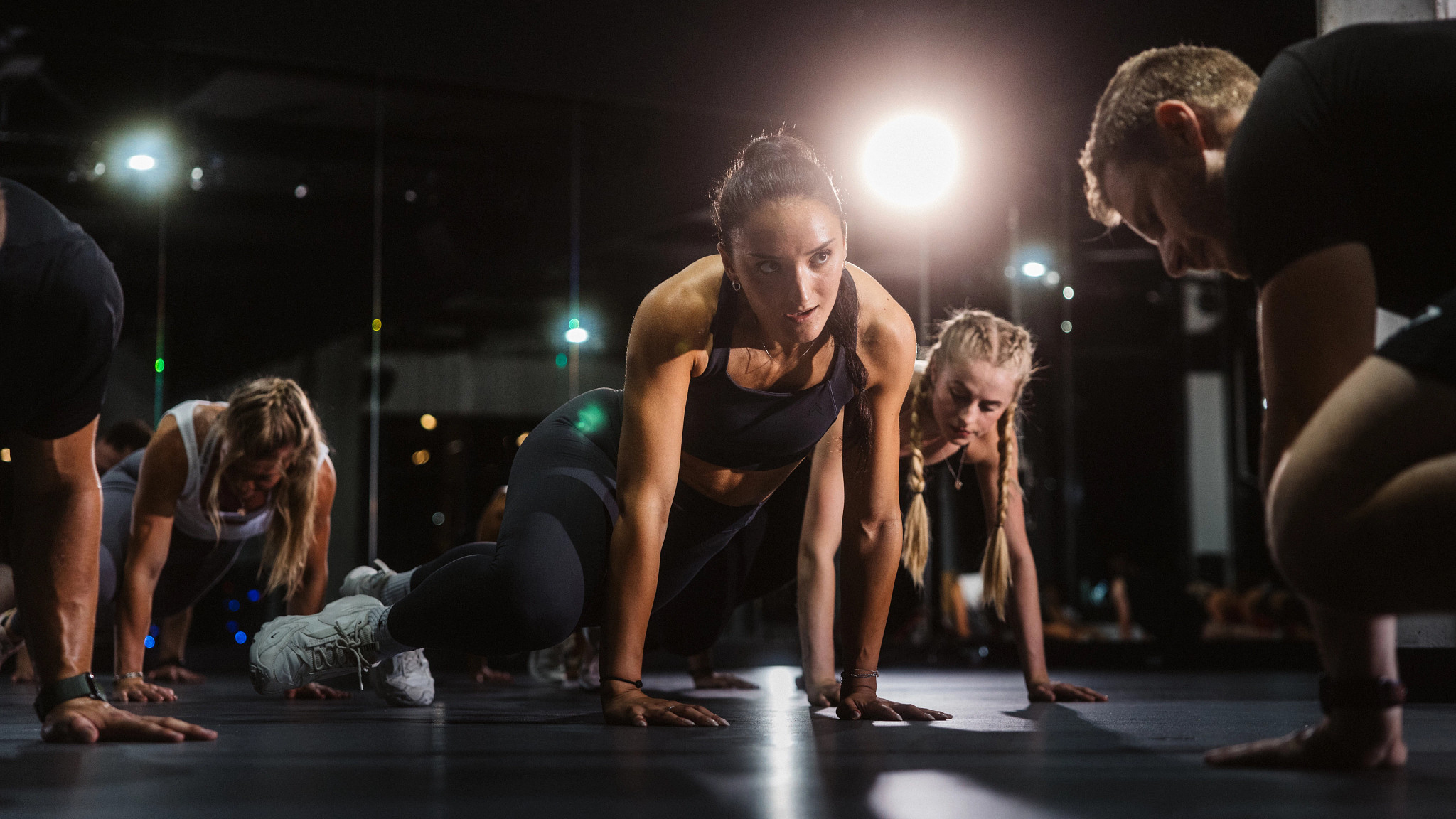 HIIT-Kurs Teilnehmerinnen mit Trainer