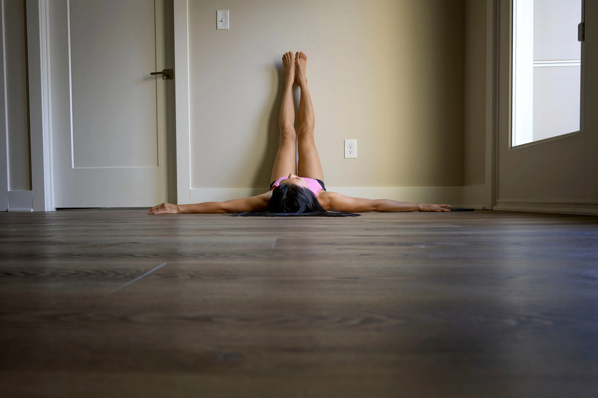 Wand-Pilates – so wirst du fit an der Wand!