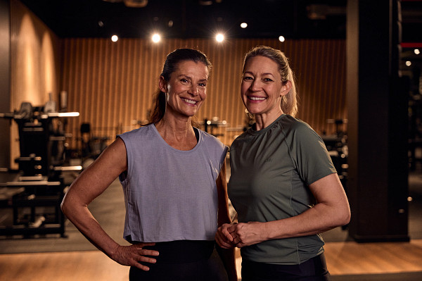 Ältere Frau trainiert im Fitnessstudio