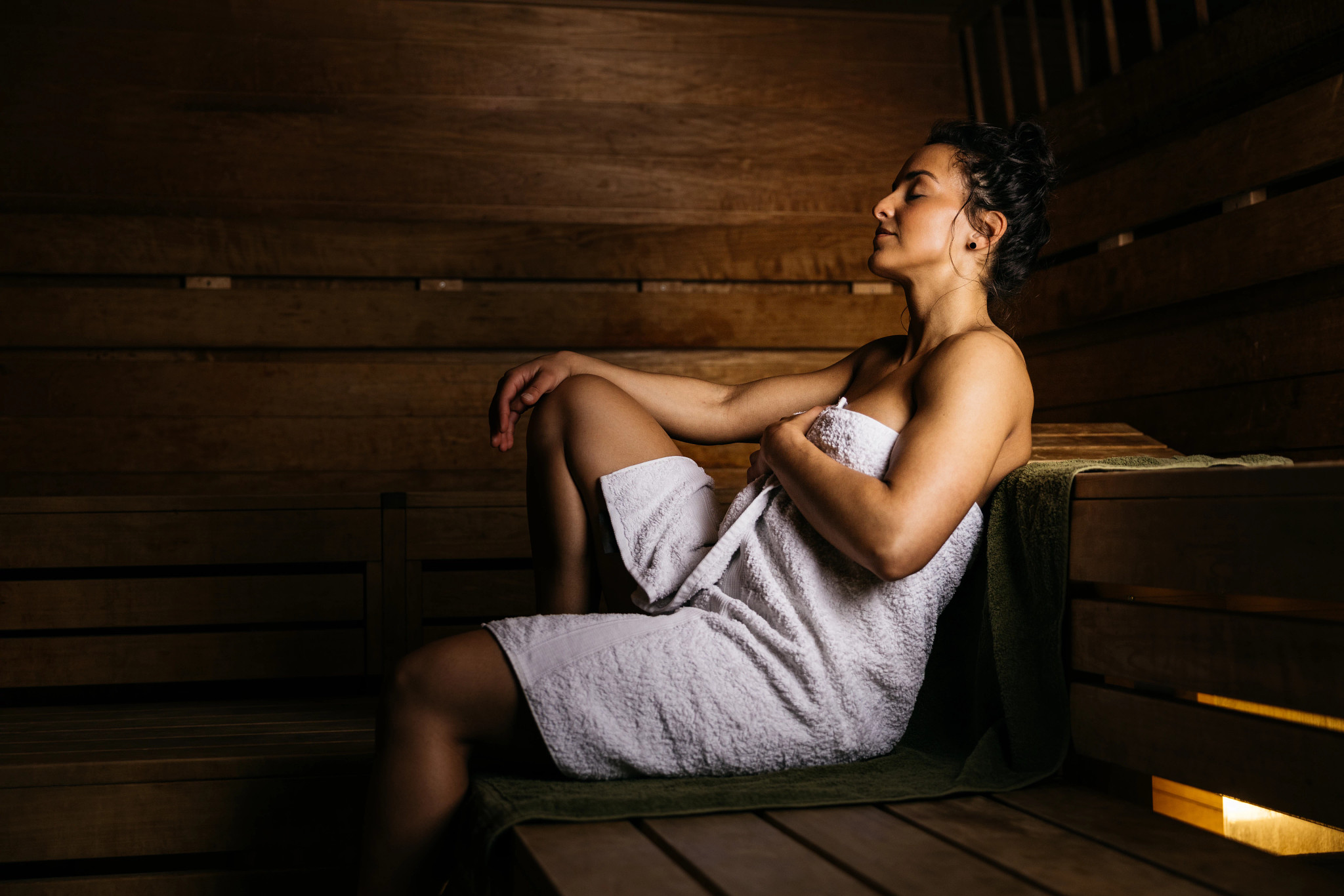 Ist Sauna gesund? 6 Vorteile & Tipps für richtiges Saunieren