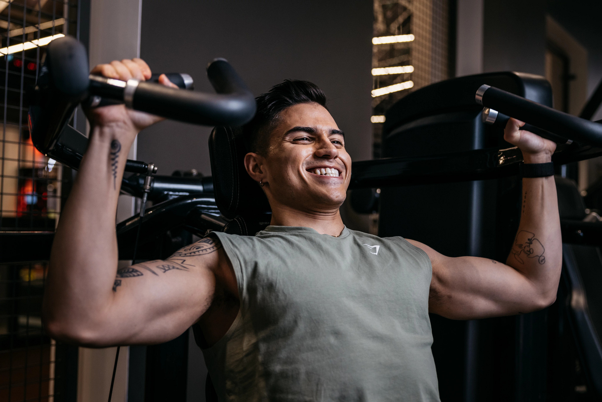 Brustübungen im Gym: Hanteln & Geräte richtig einsetzen