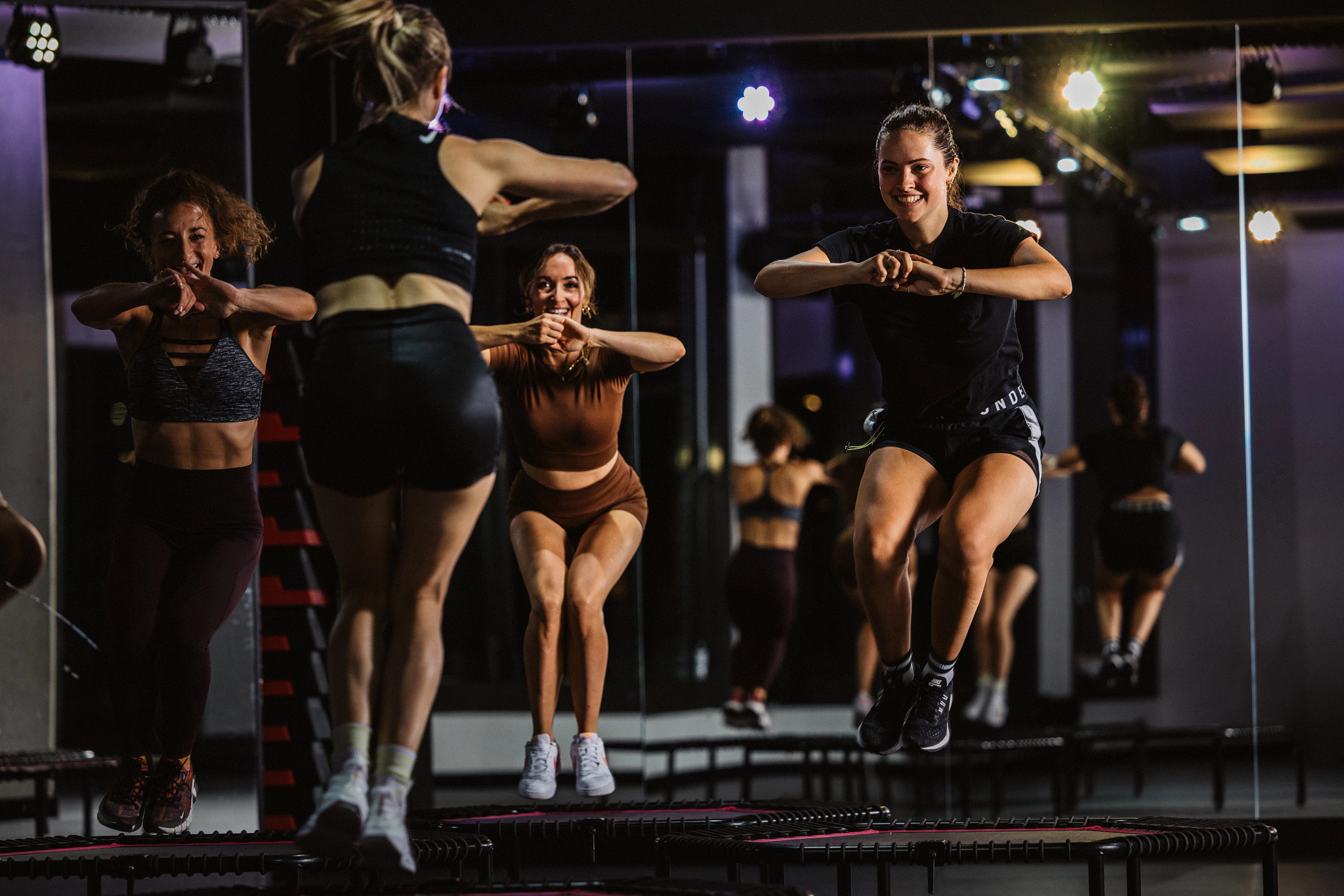 Frauen beim Jumping Fitness