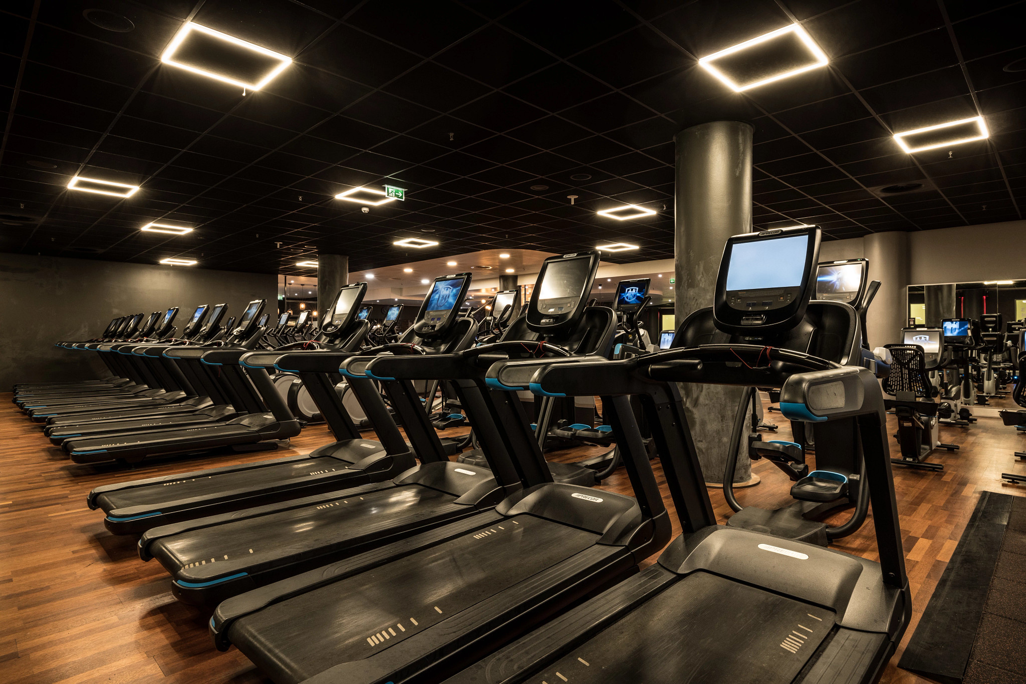 Cardio Geräte in Fitness First Black Club