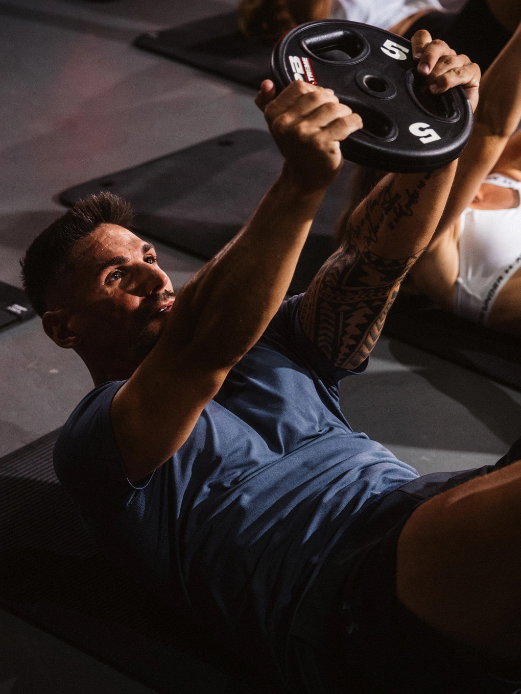 Mann-Hantelscheibe-Crunch-Fitness-Übung