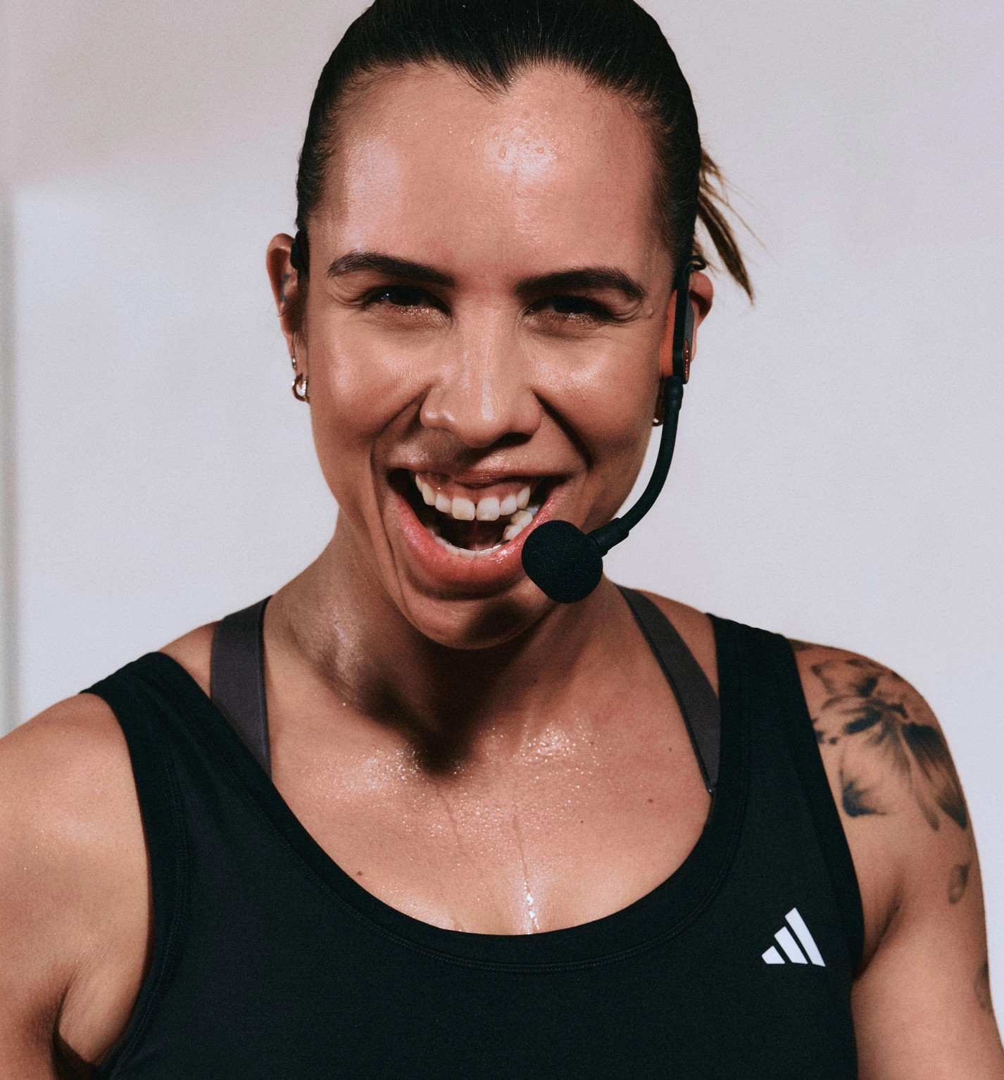 Fitness First Les Mills Instructor trainiert mit Langhantel