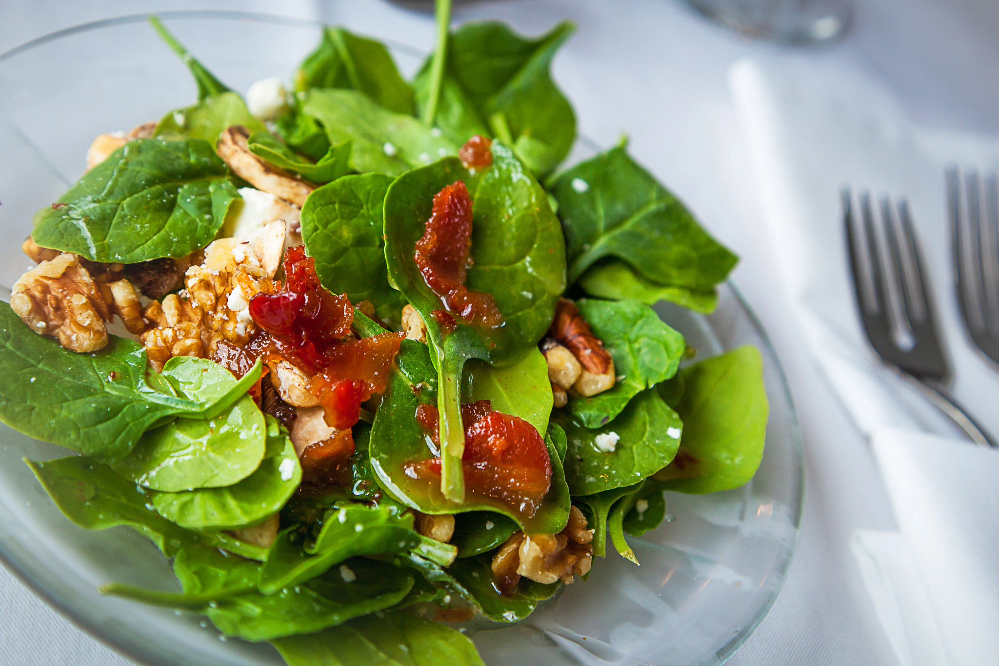 Brunnenkresse-Salat mit Walnüssen