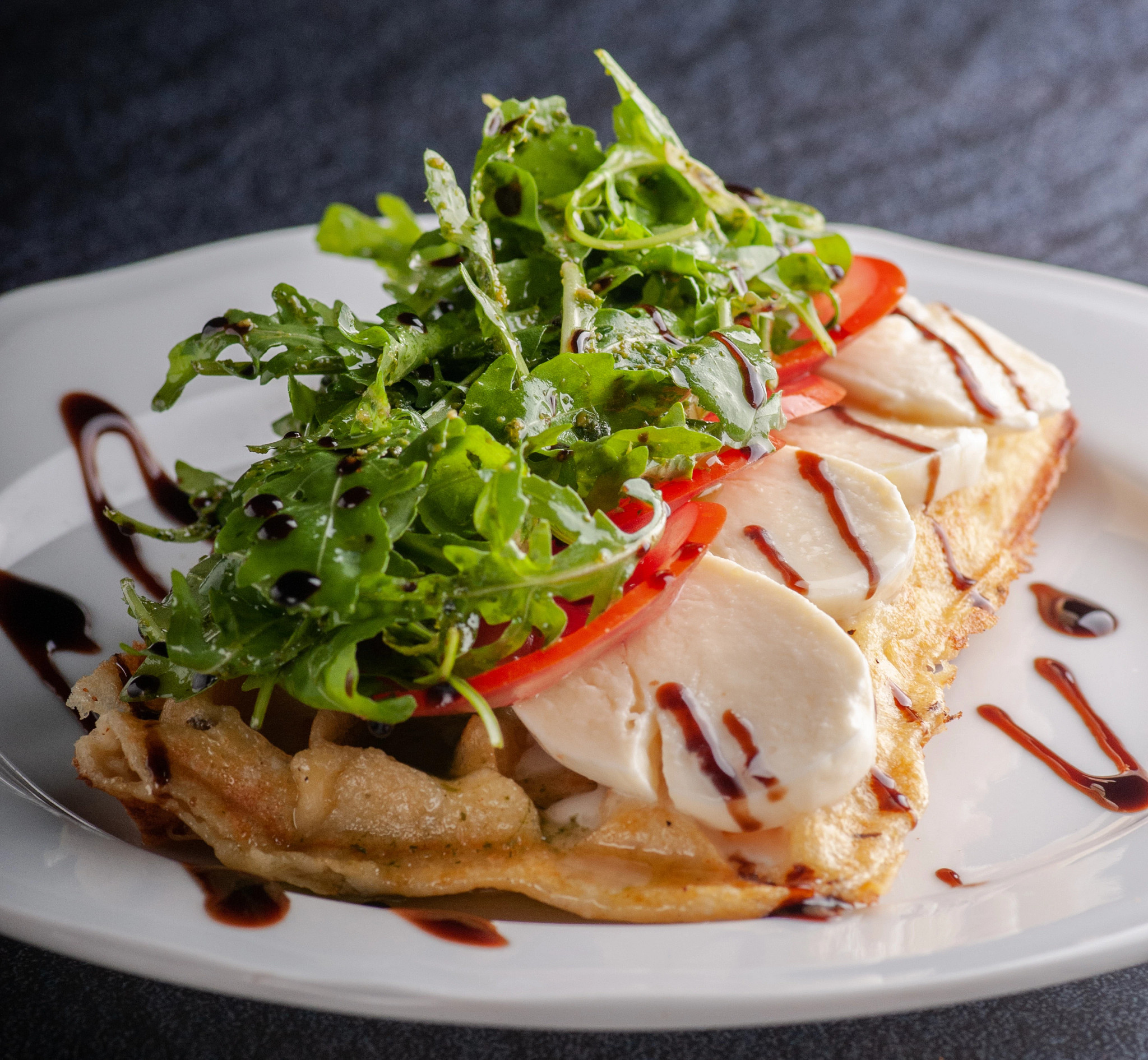 Eiweiß-Pfannkuchen mit Quark, Tomaten & Mozzarella