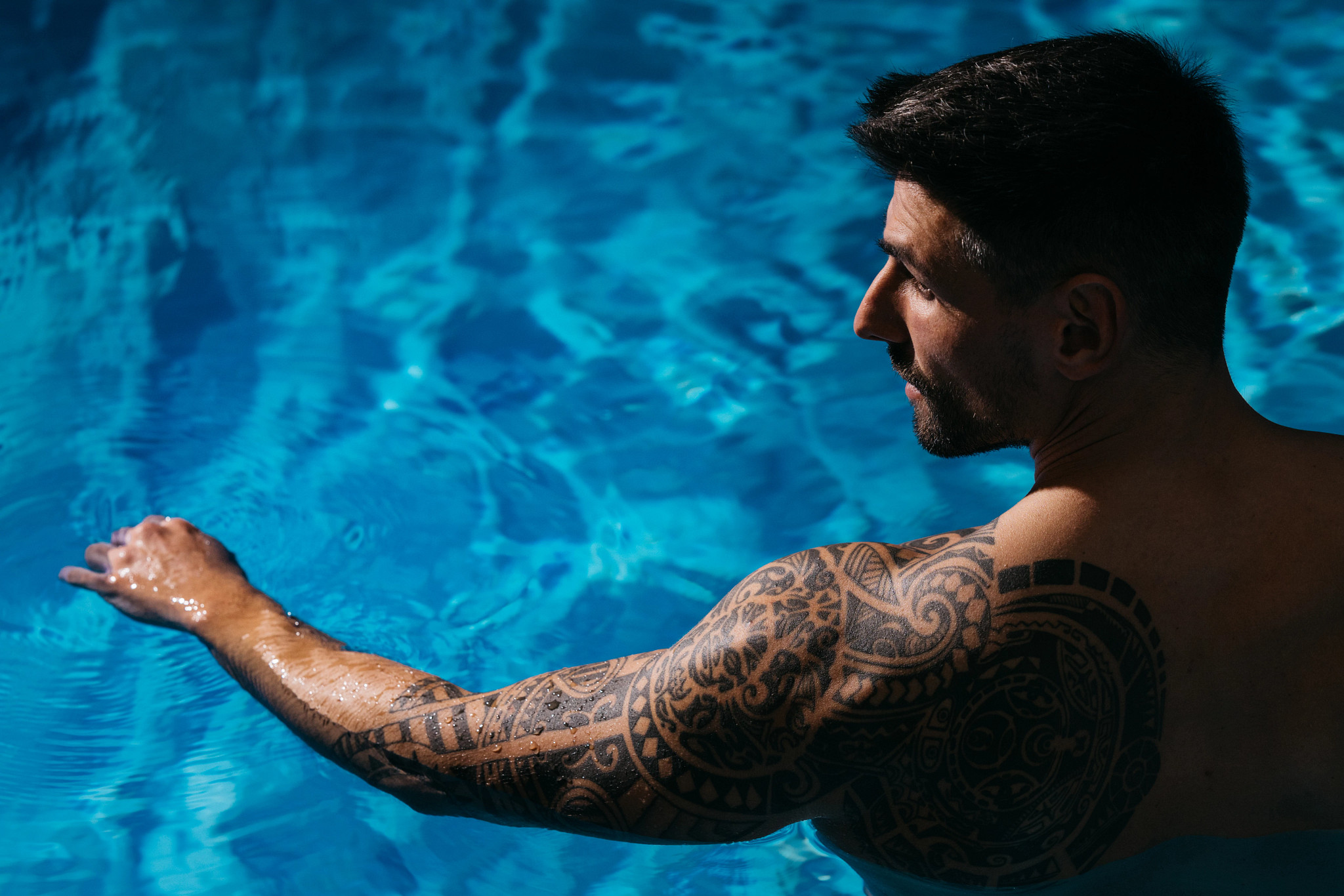 Mann-im-Pool 