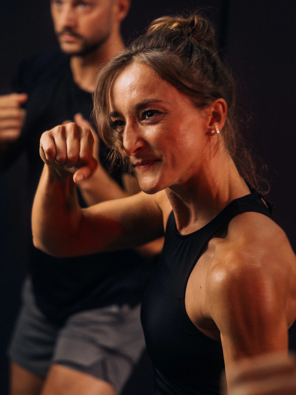 Frau-Lächeln-Boxen-Kurs