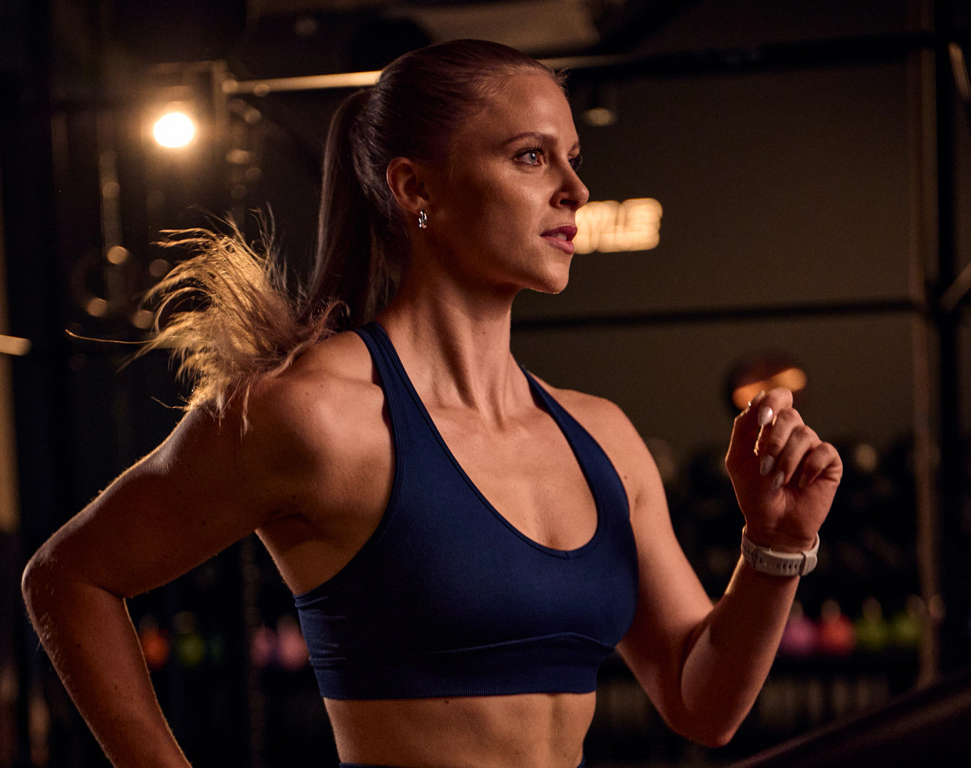 Fitness First Frau trainiert für Hyrox Race