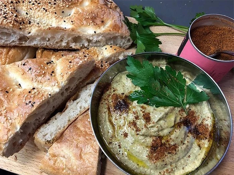 Sumach-Auberginen-Dip mit Fladenbrot