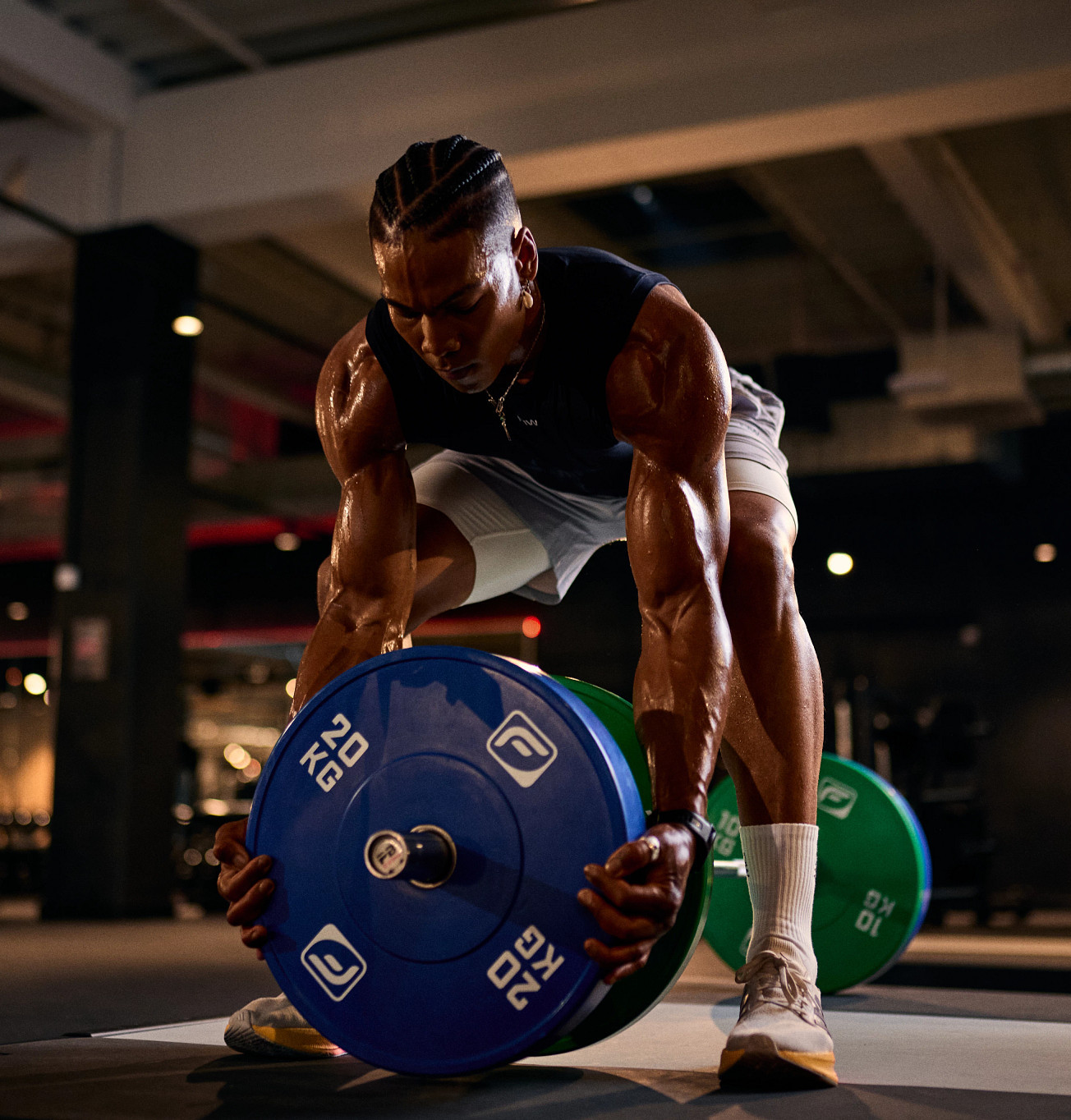 Fitness First Mann mit Langhantel in Performance Area