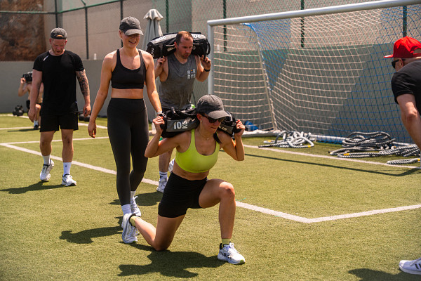 Junge Menschen beim HYROX Training auf Kreta