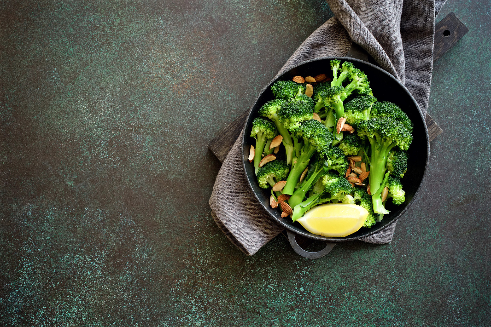 Brokkoli-Salat mit Nüssen