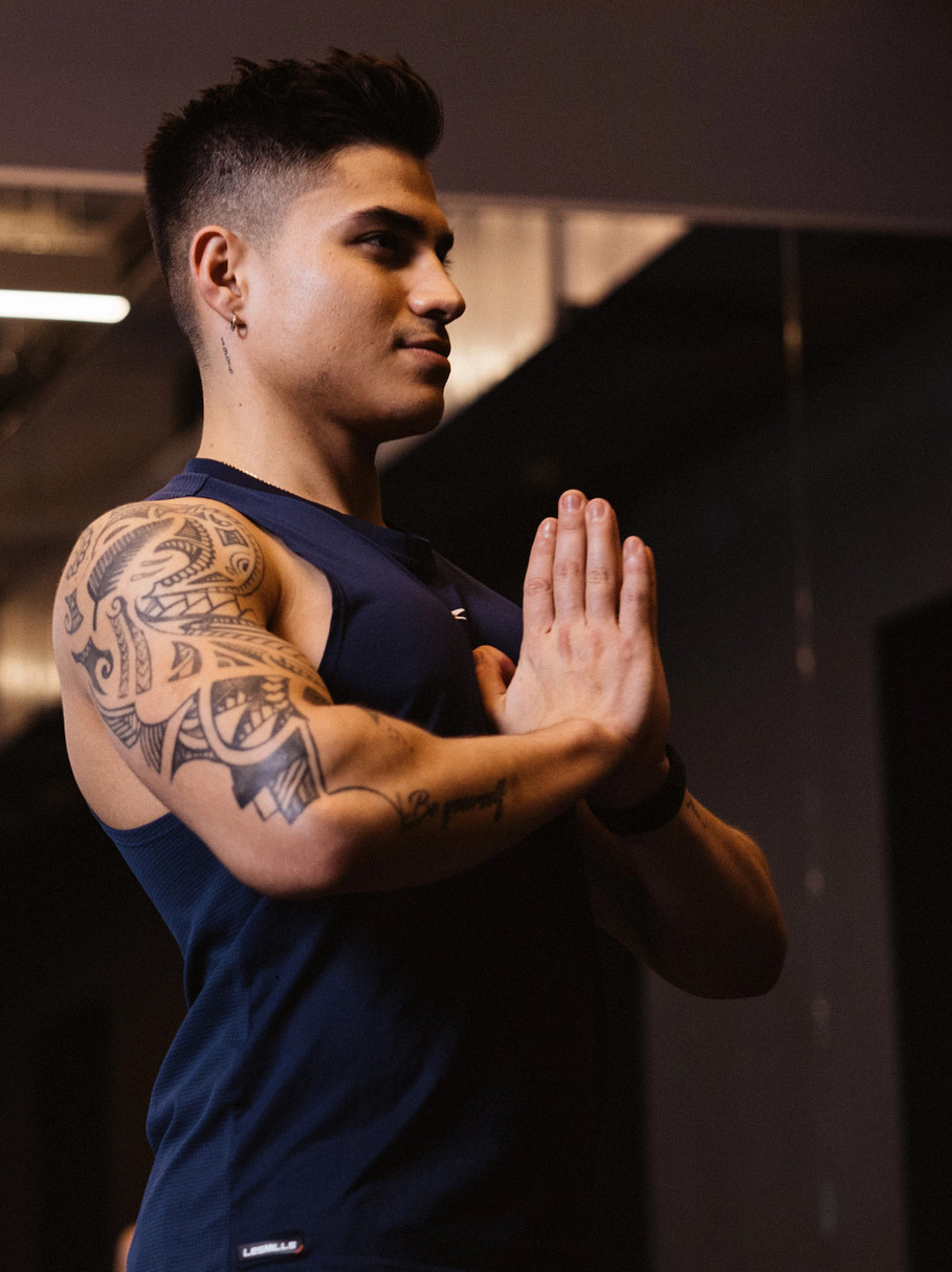 Mann-Yogahaltung-Vinyasa-Kurs