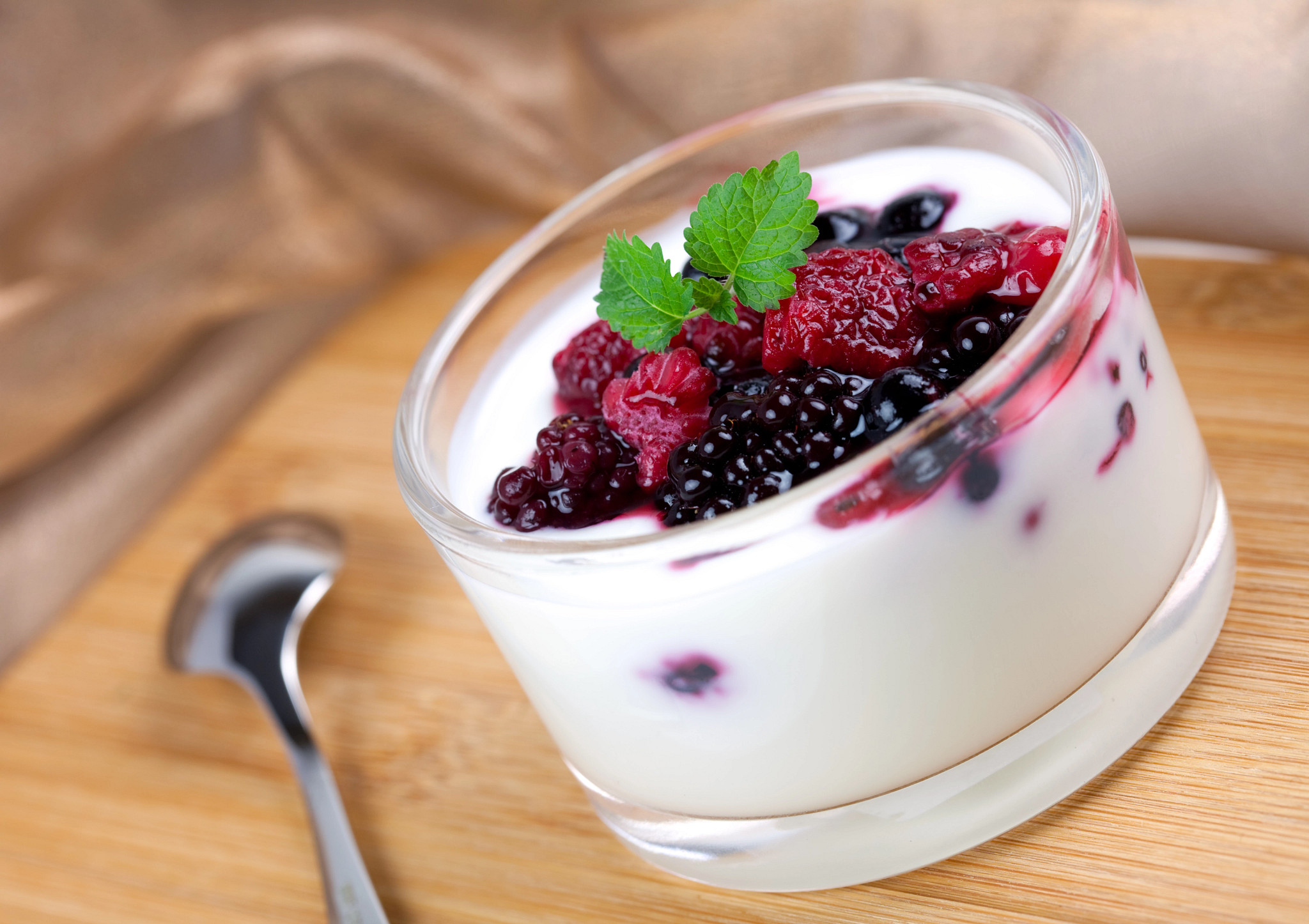 Griechischer Joghurt mit Beeren & Nüssen