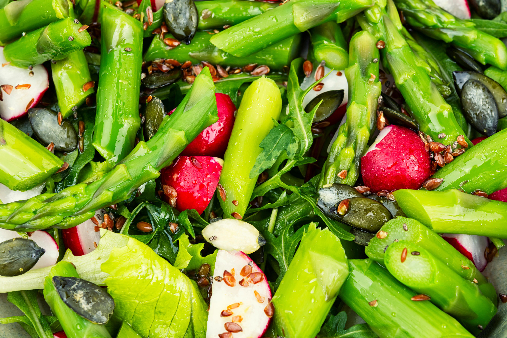Spargelsalat mit Radieschen mit Senf-Dressing und Kräutern