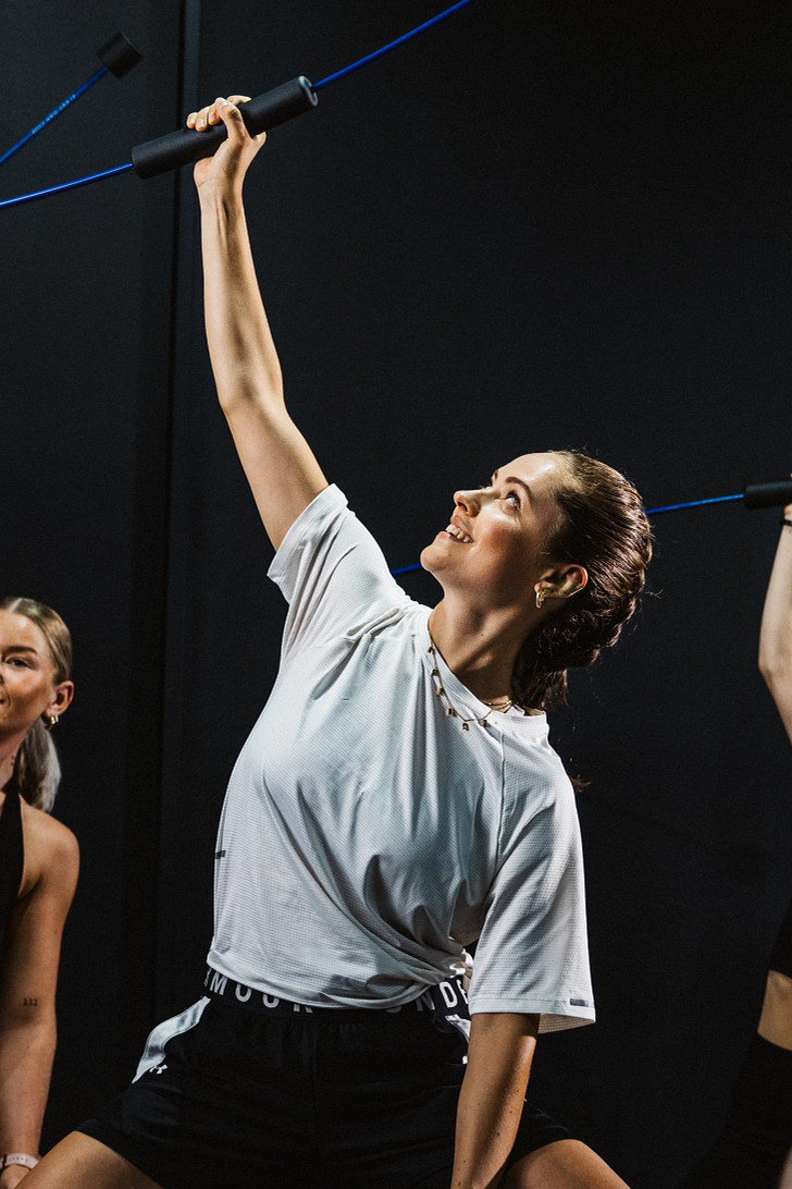 Frau-Groupfitness-Flexibar