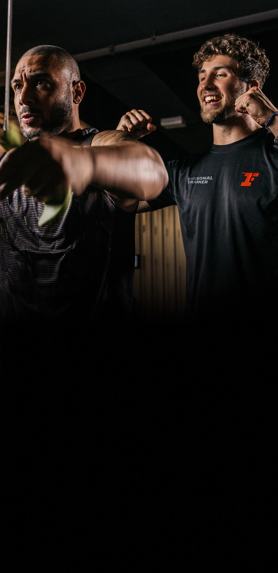 Fitness First Personaltrainer motiviert Mitglied