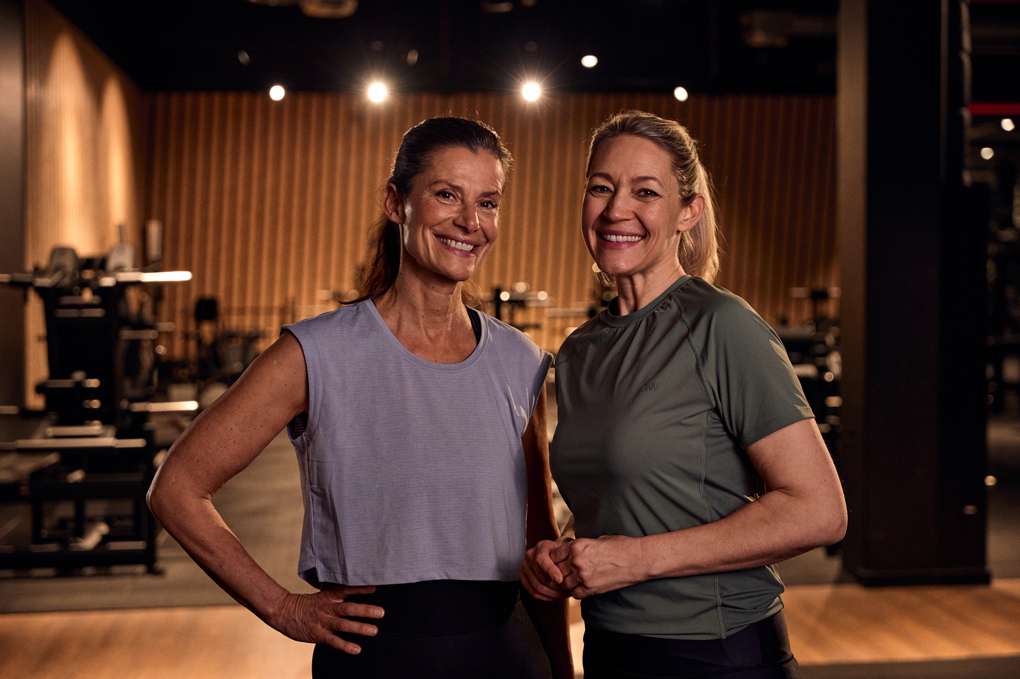 Ältere Frau trainiert im Fitnessstudio