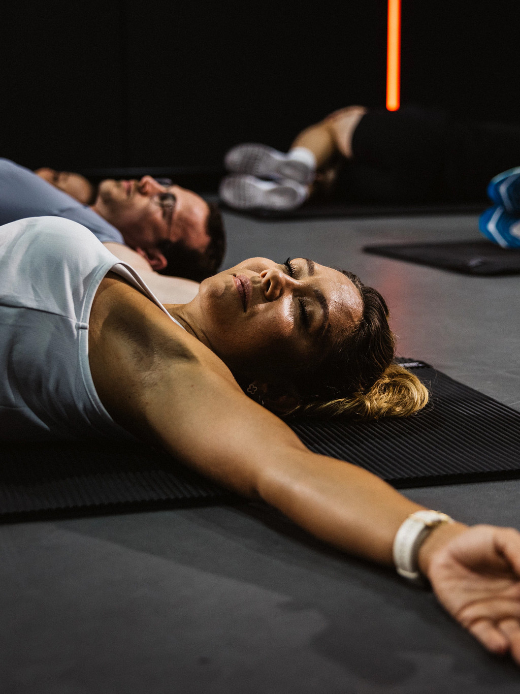 Frau-Liegend-Yoga-Meditation