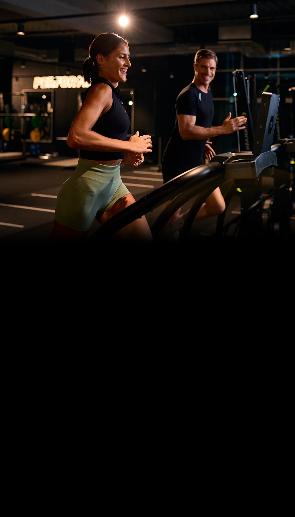 Fitness First Cardio Training Mann auf Laufbahn