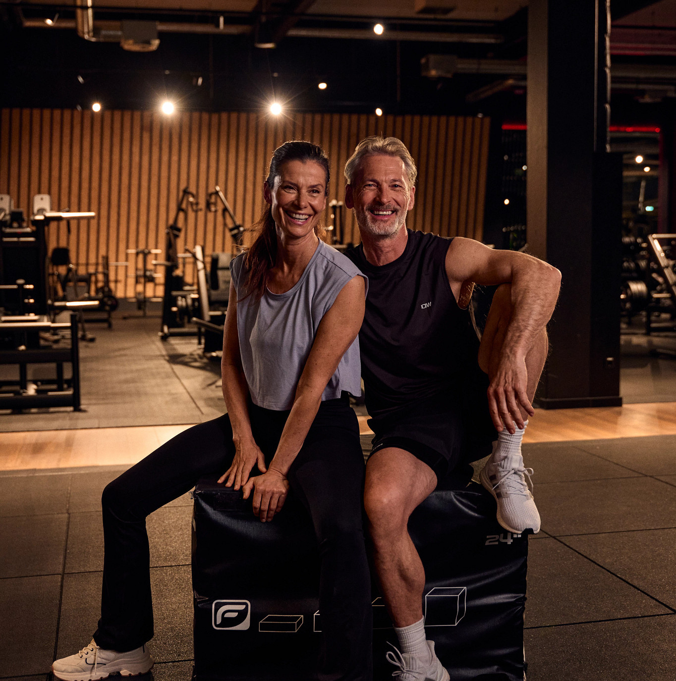 Fitness First Frau und Mann best agers auf Freestyle Fläche